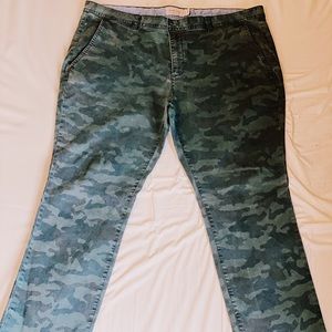 Camouflage print chino